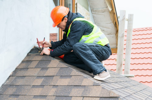 houston-roofing-contactor-repairing-roof